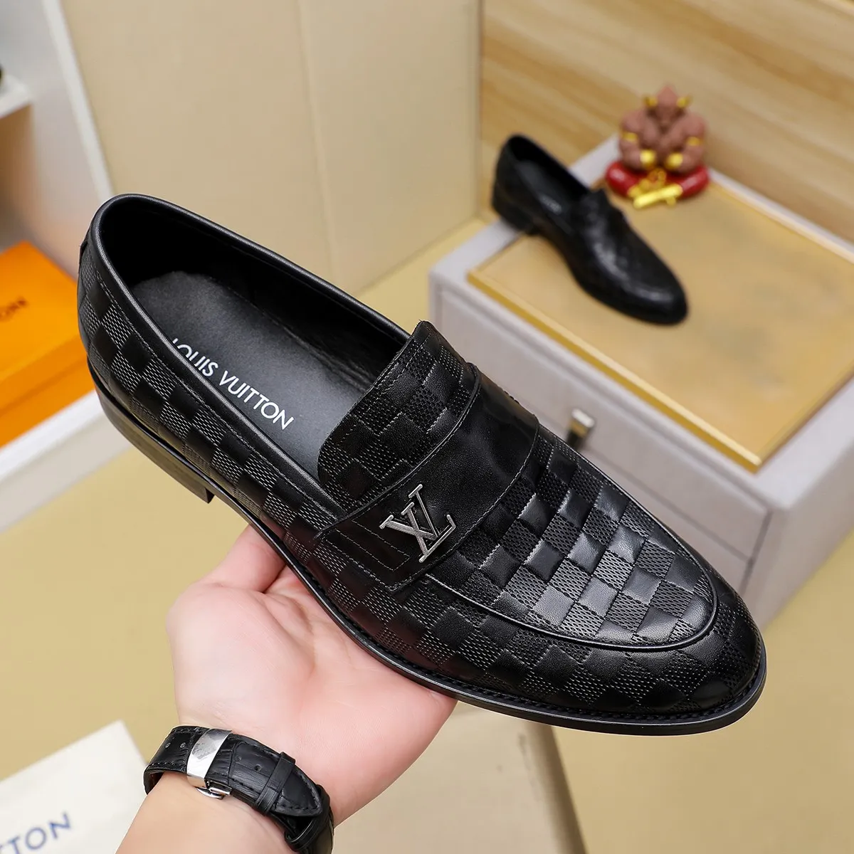 Men's Men's Shoes 💰420 💰[Louis Vuitton] LV high-end business formal leather shoes! ! Luxurious and elegant style, equal emphasis on practicality and style, professional focus on details and quality, counter original 1⃣️: 1⃣️ super accurate reproduction👍🏻! Material: The upper is made of imported original soft 🐂cowhide ➕imported first-layer sheepskin lining. Original anti-slip and wear-resistant outsole! Code number: 39--45, (38.46 custom-made) Large quantities in stock!